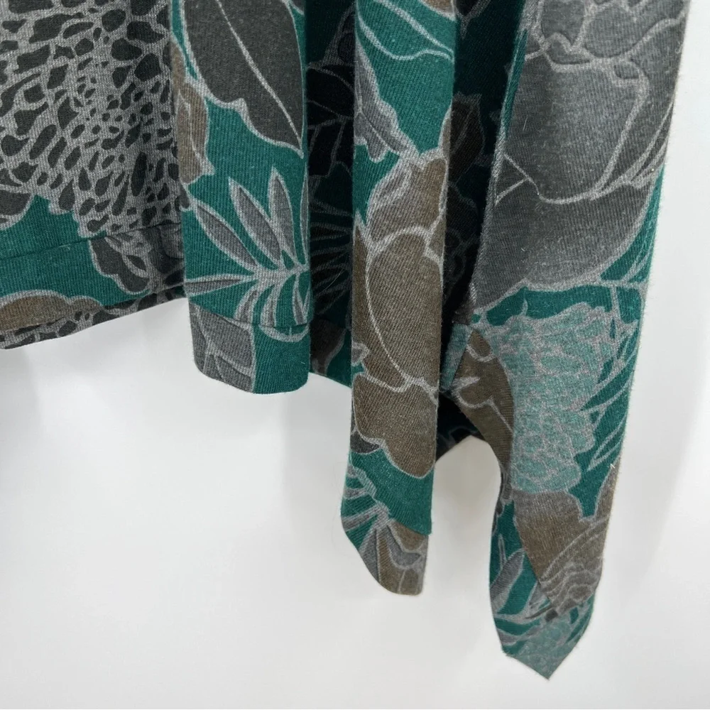 Avenue Floral Leaf Slit Roundneck Three-Quarter Sleeves Sharkbite Blouse - Picture 3 of 10